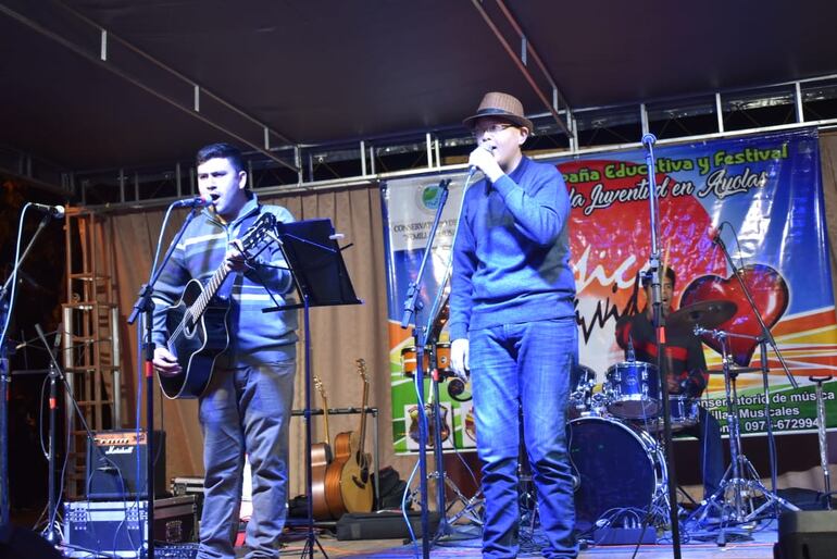 Noche de festival de la juventud en Ayolas