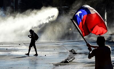 Manifestantes chilenos durante un enfrentamiento con la policía en Santiago, el pasado viernes.