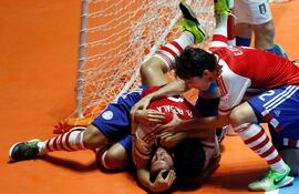 segundo-gol-de-paraguay-en-el-festejo-que-se-observa-en-la-grafica-siendo-su-autor-juan-gomez-salas-tirado-en-el-piso-quien-recibe-el-abrazo-de-r-232254000000-1499655.jpg