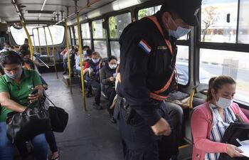 Agentes policiales verifican que las personas que circulen en las calles sean las únicamente permitidas, además de usar el tapabocas en las unidades de transporte público.