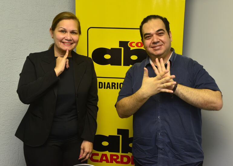 Laura Riveros, presidenta de la Asociación Nacional de Interpretes de Lengua de Señas y Werner Martínez, presidente de la Asociación Paraguaya de Sordos y miembro de la Federación Nacional de Asociaciones de Personas Sordas del Paraguay (FENAPAS).