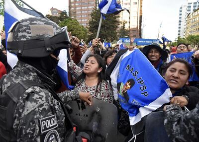 Partidarios del presidente boliviano Evo Morales protestan frente al tribunal electoral en La Paz, el lunes.