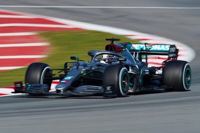 El piloto británico Hamilton durante la segunda jornada de entrenamientos oficiales de pretemporada.