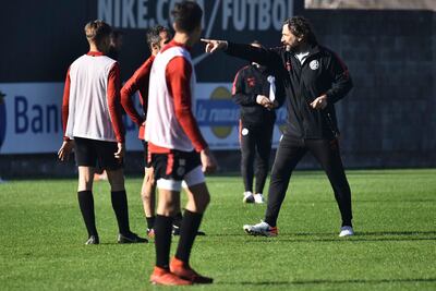 El DT durante una practica.