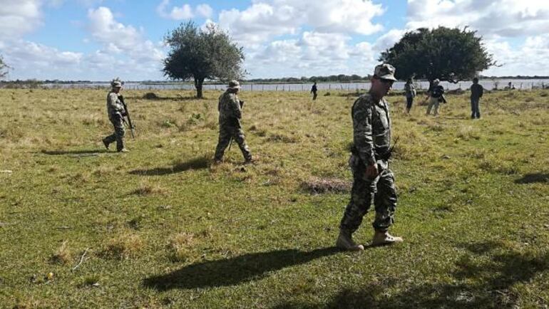 Rastrillaje en zona isla león de Alberdi. En busca del delincuente que se dio a la fuga (Foto: Kiara Coronel, ABC Color).