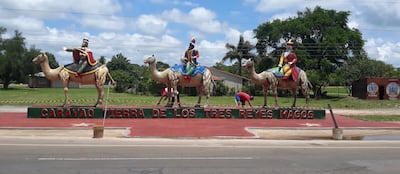 Enormes figuras de los tres Reyes Magos montados en camellos se observan al costado del acceso a la ciudad de Carayaó.