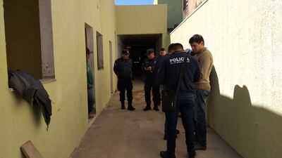 Policías, en la casa de aduanero asesinado.
