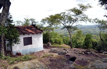 el-pequeno-oratorio-ubicado-en-la-cima-del-cerro-santa-maria-de-fe-hasta-donde-peregrinan-los-fieles-cristianos--194949000000-533218.jpg
