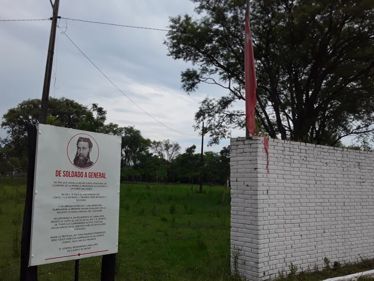 Una vetusta bandera colorada recibe a los turistas del museo.