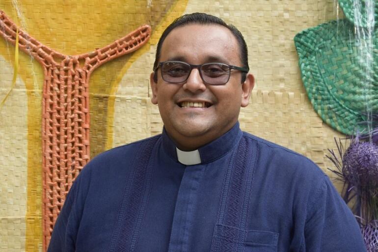 Padre Aldo Bernal, p&aacute;rroco de Limpio.