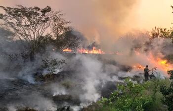 El implacable incendio que consume la vegetación del Parque Guasu Metropolitano genera una inmensa cantidad de humo en la zona.