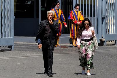 Pietro Orlandi (izquierda), hermano de Emanuela Orlandi, la adolescente que desapareció en 1983 en una de las historias de misterio más oscuras de Italia y la abogada de la familia, Laura Sgro salen del Vaticano el día que se abrieron las tumbas de las princesas siguiendo una pista que decía “Busque donde indica el ángel”.