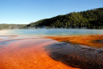 Los turistas suelen llevarse un recuerdo imborrable de los colores del "Grand Prismatic Spring" (Gran Primavera Prismática).