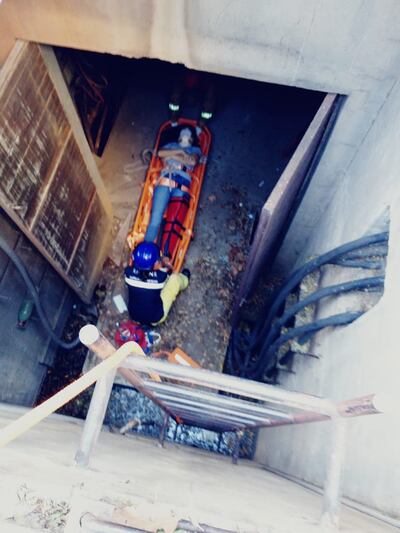 Una mujer resultó con varias lesiones tras caer 7 metros, en un alcantarillado de la Ande.