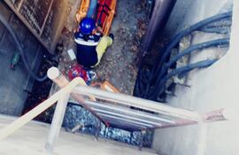 Una mujer resultó con varias lesiones tras caer 7 metros, en un alcantarillado de la Ande.