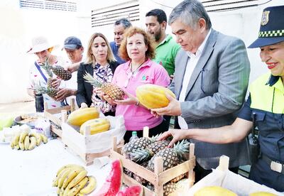 El director Carlos Galarza muestra algunos productos ofertados.