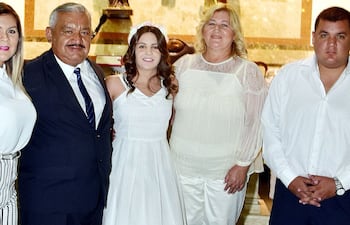 la-agasajada-con-sus-padres-manuela-ojeda-y-andres-rojas-y-sus-hermanos-andrea-y-jose-rojas--202821000000-1702748.jpg