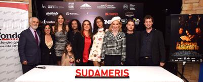 Parte del elenco y del equipo de realización de "El supremo manuscrito", junto al embajador de México, Juan Manuel Nungaray.