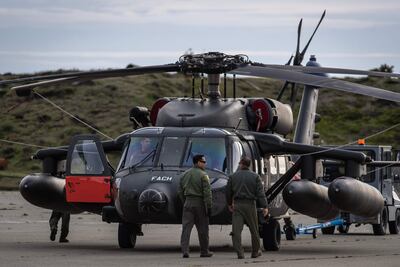 Un helicóptero Black Hawk que colabora en las tareas de búsqueda, en la base Chabunco de Punta Arenas, Chile.
