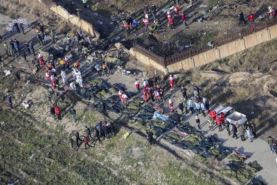 Una vista aérea desde un helicóptero muestra una vista general del lugar del accidente mientras los miembros de los trabajadores de servicios de emergencia y los de la Media Luna Roja Internacional trabajan junto a los restos después de que un Boeing 737-800 de Ukraine International Airlines que transportaba a 176 personas se estrellara cerca del aeropuerto Imam Khomeini en Teherán, matando a todos a bordo; en Shahriar, Irán, 08 de enero de 2020.