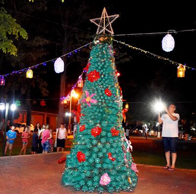 Un singular árbol de Navidad montado por los pobladores en la Plaza Bernardino Caballero.