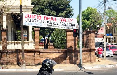 El clamor de justicia por el brutal crimen de la abogada Sabryna Breuer ganó las calles de Asunción. Chicanas de la defensa impiden realizar la preliminar.