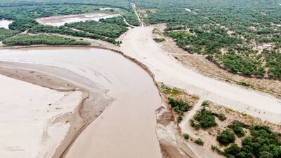En la zona del muro de contención del río Pilcomayo en la zona de Pozo Hondo se observa mucha tierra lavada.