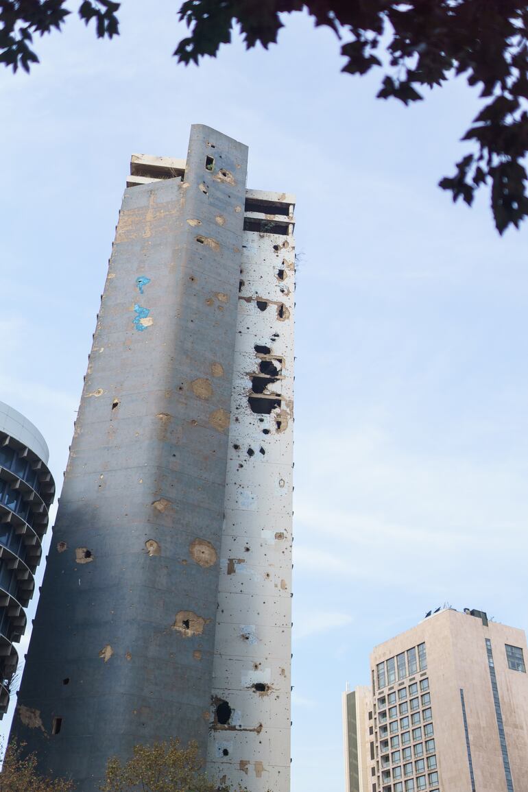 El antiguo Holiday Inn de Beirut fue destruido en la guerra civil pero las ruinas siguen en pie.