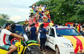 jugadores-de-la-seleccion-horquetena-subidos-en-el-carro-de-bomberos-fueron-recibidos-ayer-con-todos-los-honores-tras-la-magnifica-consagracion-en-e-215836000000-1301907.jpg