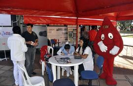 en-la-plaza-de-las-armas-de-la-ciudad-de-encarnacion-se-realizo-la-campana-de-prevencion-de-la-hipertension-y-captacion-de-donantes-de-sangre--193432000000-560712.jpg