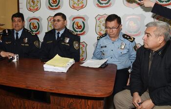 el-comisario-abel-canete-el-comandante-de-la-policia-bartolome-baez-el-comisario-fernando-lugo-y-el-comisario-fabio-sanabria-en-la-sede-de-investig-205914000000-1748932.jpg