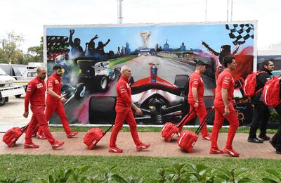 Integrantes del equipo Ferrari abandonan Melbourne tras la suspensión del Gran Premio.