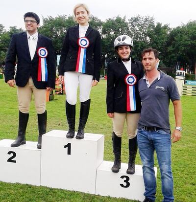 Máx Ruiz Díaz (2), Elena Bertazzo (1) y Carolina Arzernicki (3) en el podio de 0.80 mayores.