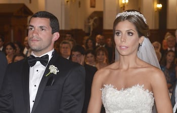 gabriela-romero-barchini-y-dario-arce-perrone-recibieron-la-bendicion-del-matrimonio-en-la-iglesia-san-jose-la-novia-ingreso-al-templo-con-el-acompan-210140000000-1517506.jpg