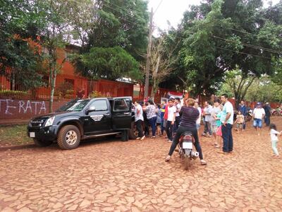 Momento en que los funcionarios de la Contraloría se retiran de la sede de la Municipalidad de Mayor Otaño ( Dpto. de Itapúa),  debido a los incidentes que se registraron en la vía pública.