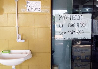 Cartel  instalado en el acceso de un supermercado de San Juan Bautista.