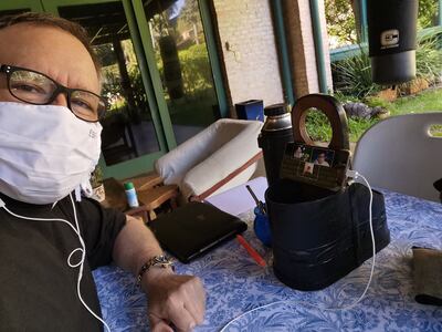 Selfi para el Facebook: el senador Fernando Silva Facetti se mostró trabajando en Zoom, con sus colegas de la Comisión de Lucha contra el Narcotráfico. Ningún senador puede ir al Congreso, luego de se confirmara allí un caso de COVID-19.