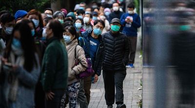 Los habitantes de Wuhan y otras ciudades chinas salen a las calles con tapabocas  como medida para evitar el contagio de coronavirus, que ya causó 560 muertes en el país asiático.