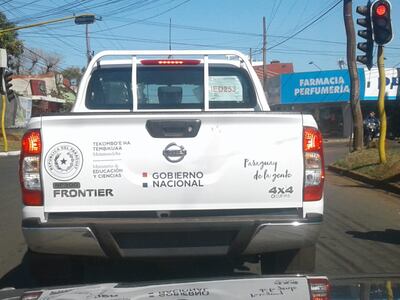 Móvil del MEC, sin chapa.