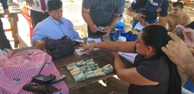 En el allanamiento a la vivienda de la pareja detenida se encontró dinero en efecto y tres armas de fuego.