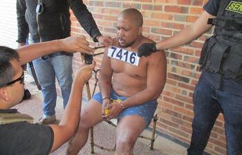 agentes-especiales-de-la-senad-fichan-al-peligroso-criminal-brasileno-luis-claudio-machado-alias-marreta-capturado-ayer-en-asuncion-fue-enviado-a-110507000000-1275300.jpg