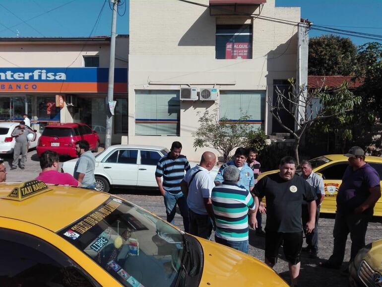 Taxistas acorralan a conductora de MUV.