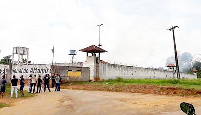 Una columna de humo sale del interior de la cárcel de Altamira, durante el sangriento motín.