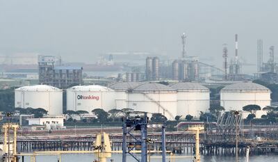 Los depósitos de petróleo están llenos, ante la brusca caída de la demanda, provocando un desplome en los precios.