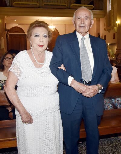 Blanca Acosta y a Líder Riveros, quienes celebraron sus  50 años de casados con su familia.