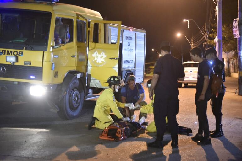 Uno de los heridos al momento de ser asistido por los bomberos.