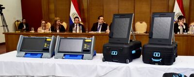 A la izquierda,  las máquinas de votación que se usarán en las próximas elecciones. Las máquinas de la derecha fueron descalificadas y la firma representante denunció una licitación amañada.