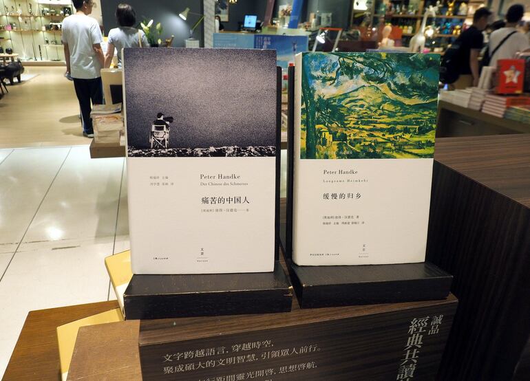 Libros de Handke traducidos al mandarín se ofertan en una librería de Taipei, en Taiwán.