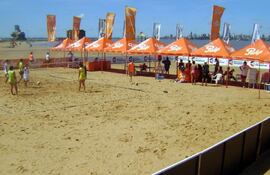 vista-de-la-cancha-preparada-para-el-torneo-de-voley-de-playa-en-la-playa-san-jose-de-encarnacion--221933000000-498985.jpg
