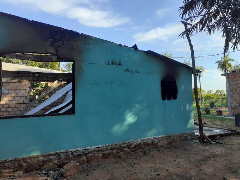 La vivienda se derrumbó a consecuencia del fuego.